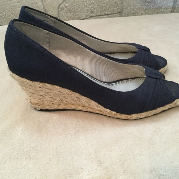 Life stride navy wedge peep toe shoes